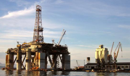 Irão: Preço do petróleo toca 80 dólares, gás e ouro sobem e bolsas recuam