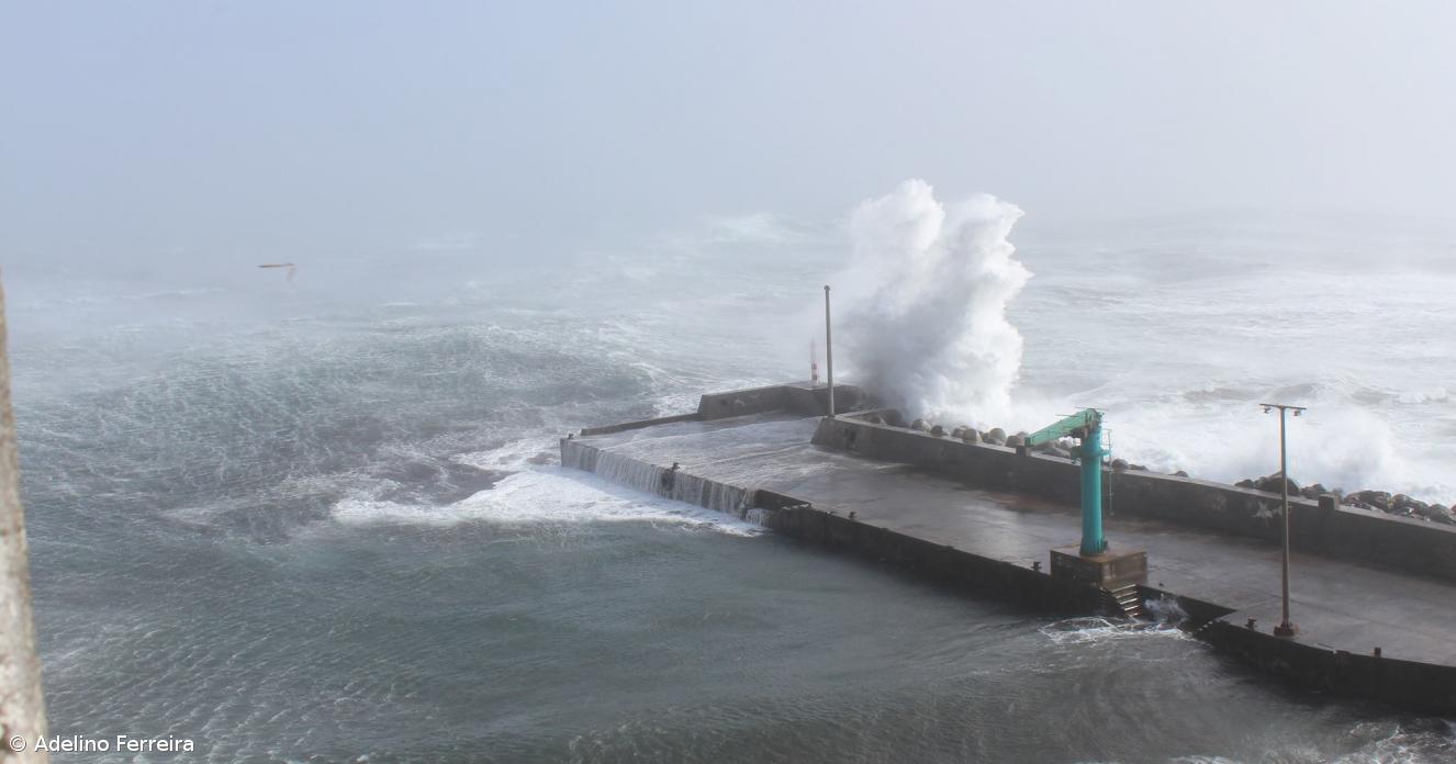 Ilhas do grupo Ocidental dos Açores sob aviso vermelho por agitação marítima