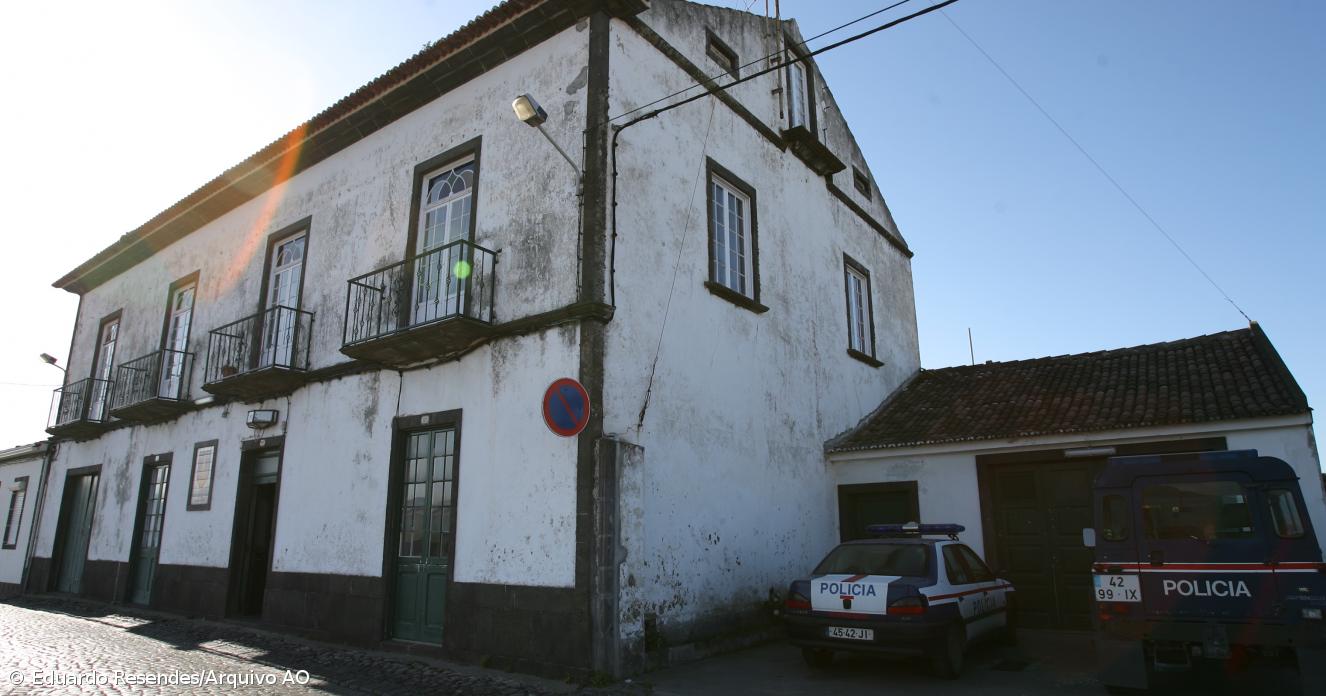 Incêndio em esquadra leva câmara a chamar República