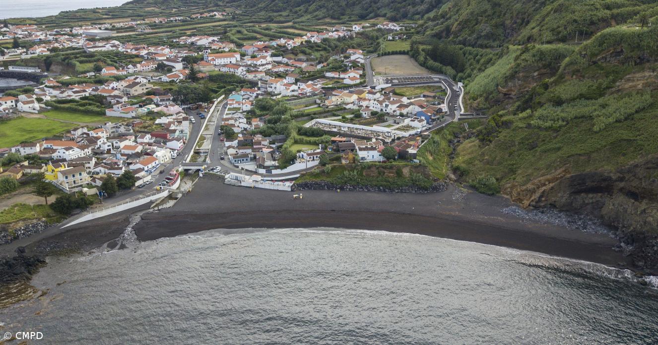 Praia dos Mosteiros interdita a banhos devido a água contaminada