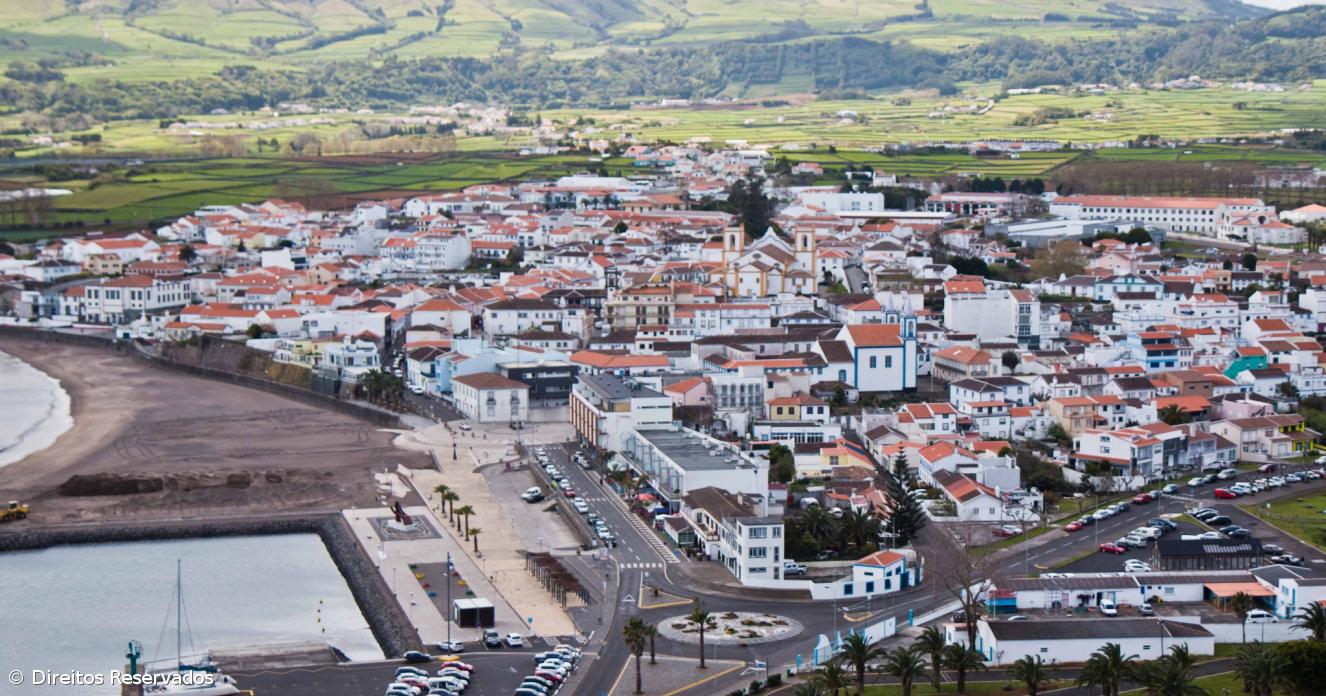 Colisão entre dois carros mata mulher em paragem de autocarro na ilha Terceira