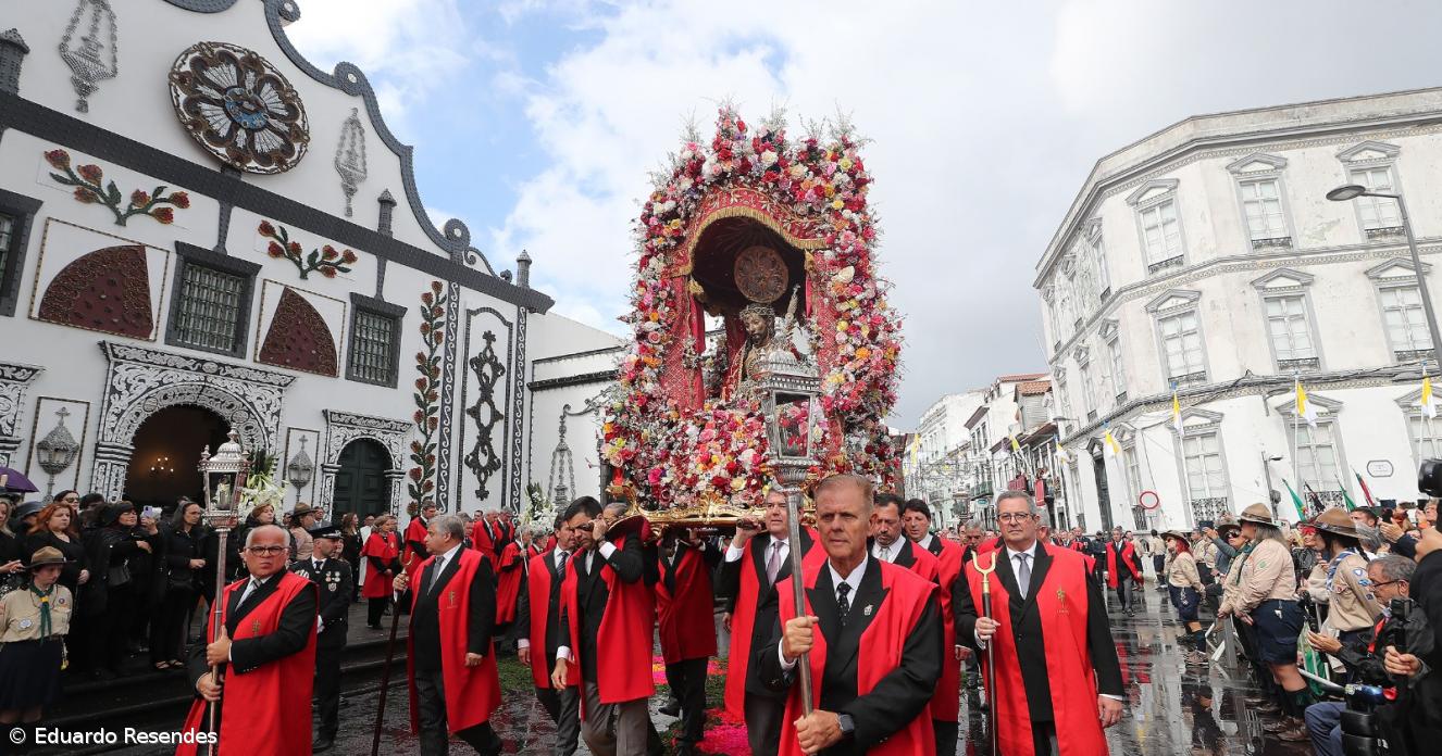 “Vão porque o Senhor os chama”: milhares na procissão do Senhor Santo Cristo (com vídeo)