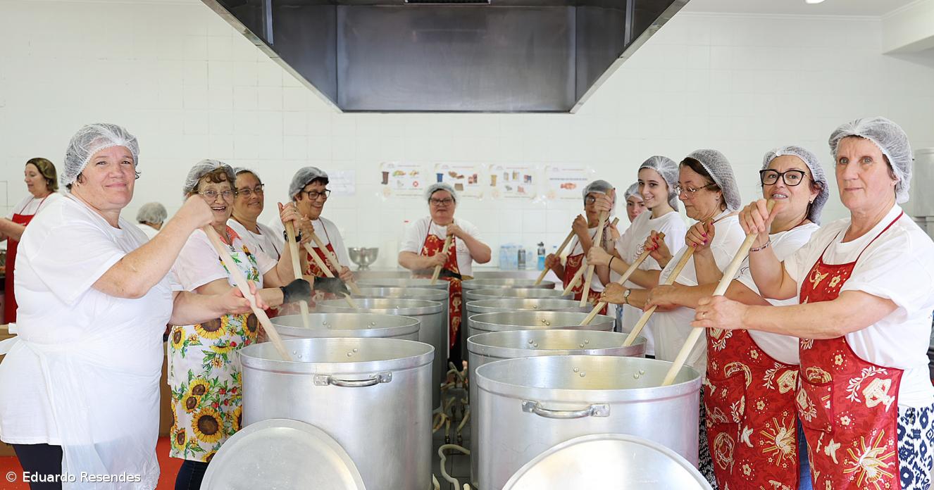 Dezenas de voluntários unem-se para preparar o arroz-doce das Grandes Festas