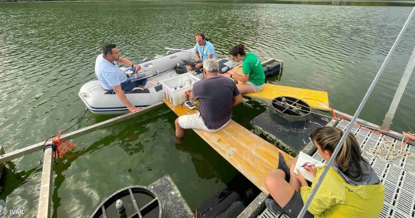 Lagoa das Furnas com sonda para monitorização contínua do sistema vulcânico